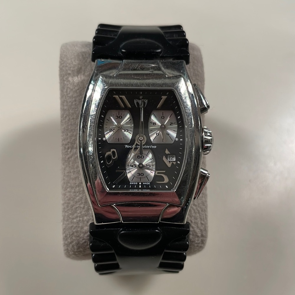 Technomarine TS 13961. Authentic. Black face, silver, black rubber watch band.